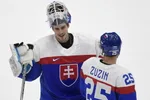 Brankár Patrik Rybár a jeho spoluhráč Peter Zuzin sa tešia po víťazstve 4:0.