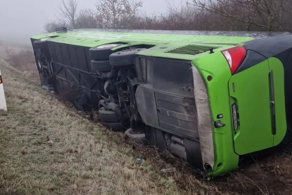Read more about the article Po nehode autobusu pri Dargove ošetrili košickej nemocnici až 51 zranených, vrátane detí