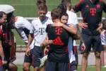 Na snímke futbalista Robert Lewandowski (uprostred vpravo) a tréner Julian Nagelsmann sa objímajú na konci tréningu klubu Bayern Mníchov 16. júla 2022 v Mníchove.