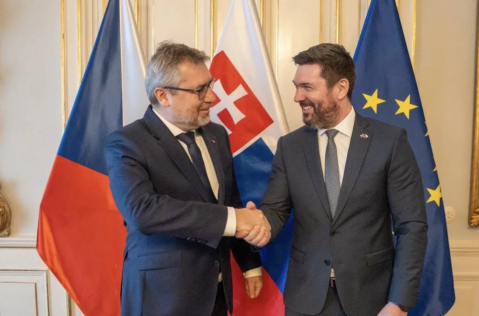 Read more about the article Slovenský a český šéf agrorezortu sa zhodli na potrebe chrániť európske pôdohospodárstvo 