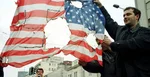Marec 1999: Pred budovou amerického veľvyslanectva v Belehrade srbskí demonštranti počas protestu zničili zástavu USA.