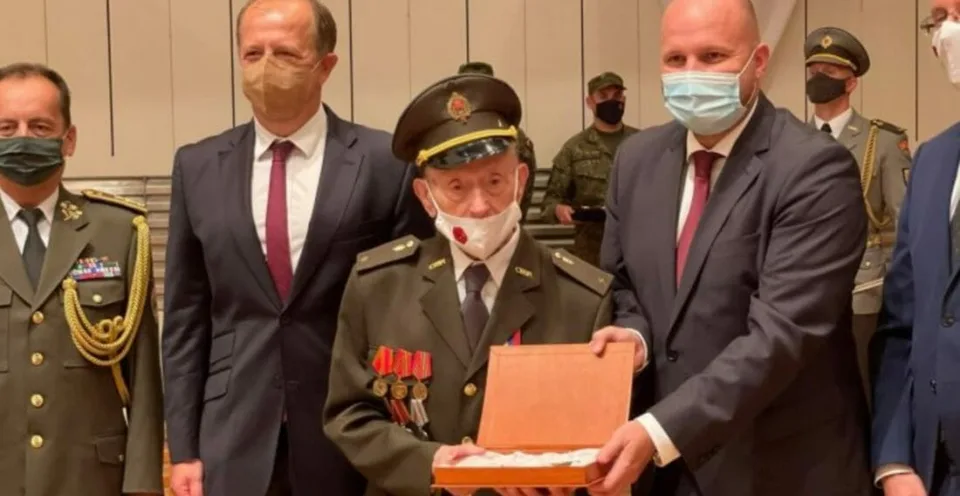 Read more about the article FOTO Naď povýšil veterána: Hviezdy na jeho výložkách odrážajú tvár a činy skutočného hrdinu!