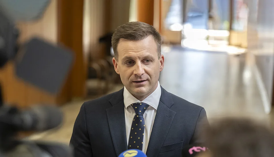 Read more about the article Na rozhodnutie o Bombicovi reaguje úrad vlády, hovoria o aktivizme vyšetrovateľa a prokurátora