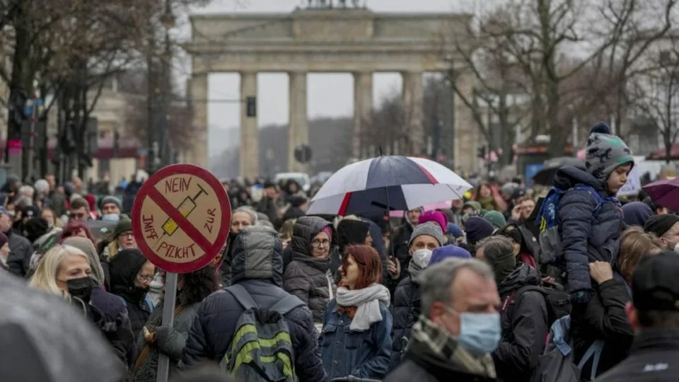 Read more about the article V Nemecku desaťtisíce ľudí opäť demonštrovali proti opatreniam súvisiacim s pandémiou