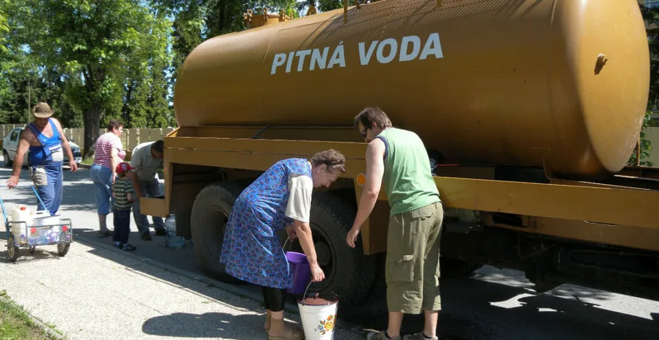 Read more about the article Šialené a smutné: Východoslovenská dedina je bez vody! Ľudia to opäť nejako prežijú, poslali im cisterny