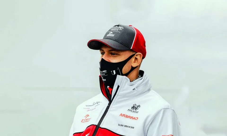 Read more about the article Mick Schumacher sa neobáva porovnávania s otcom: Musím si nájsť cestu