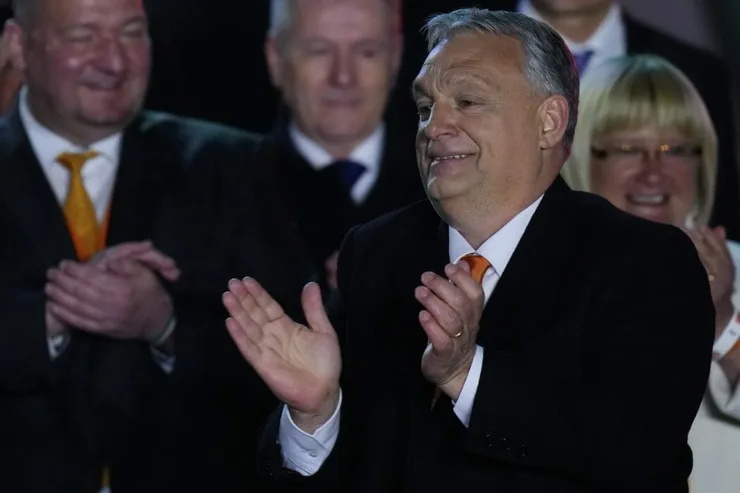 Viktor Orbán počas volebnej noci v Budapešti.