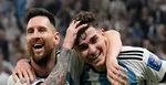 Vpravo argentínsky útočník Julián Álvarez a vľavo jeho spoluhráč Lionel Messi oslavujú gól v zápase semifinále MS 2022 vo futbale Argentína - Chorvátsko v katarskom meste Lusail 13. decembra 2022.