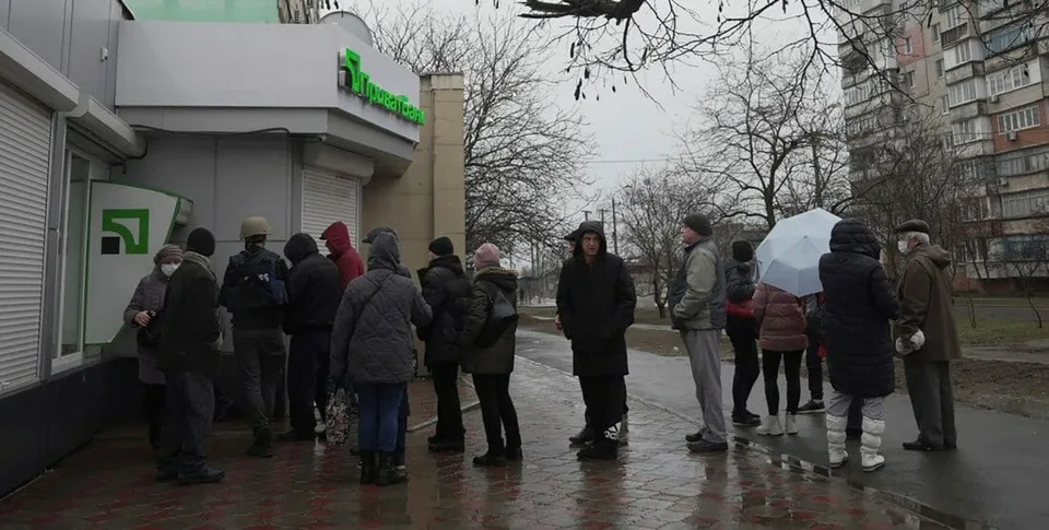 Read more about the article FOTO Chaos na Ukrajine. Zúfalí ľudia stoja v radoch na pumpách a utekajú z mesta