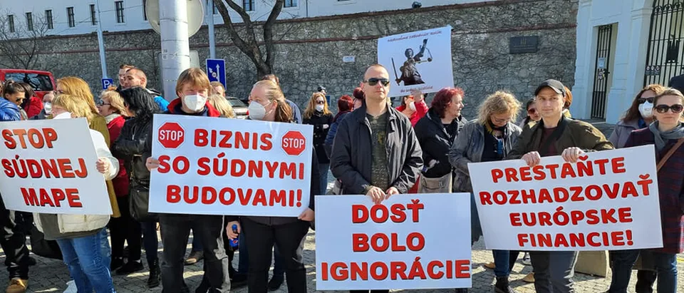 Read more about the article VIDEO Pred parlamentom bolo rušno: Sudcovia protestovali proti Kolíkovej reforme!