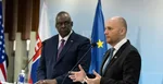 Vpravo minister obrany SR Jaroslav Naď a vľavo minister obrany Spojených štátov amerických Lloyd Austin.