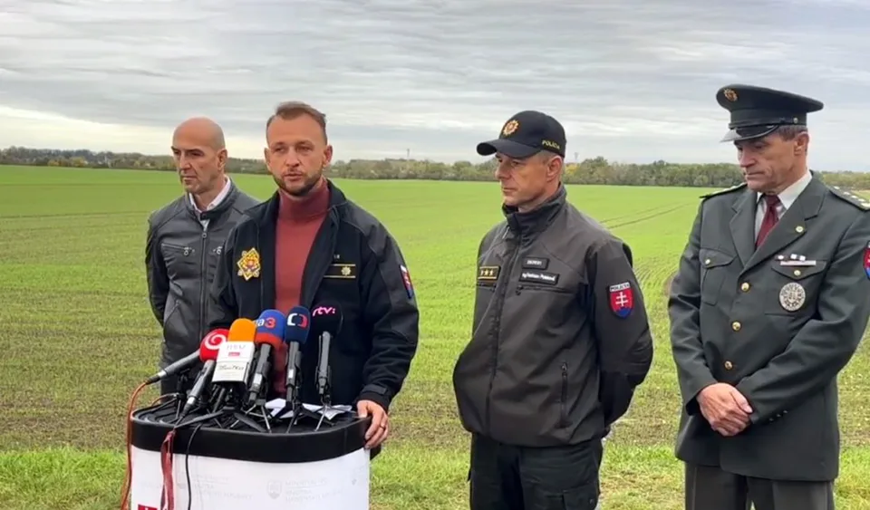 Read more about the article Policajti majú dôvod na radosť: Ministerstvo odovzdalo 32 nových terénnych vozidiel policajným psovodom