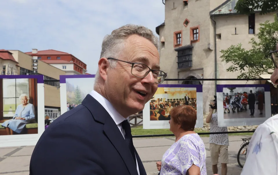 Read more about the article Veľvyslanec Barker na koberčeku: Británia prisľúbila vysvetliť aktivity súvisiace s voľbami