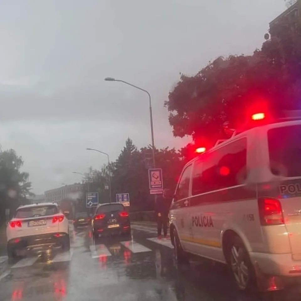 Read more about the article Polícia: Školáka zrazilo auto na priechode pre chodcov, skončil s vážnymi zraneniami v nemocnici