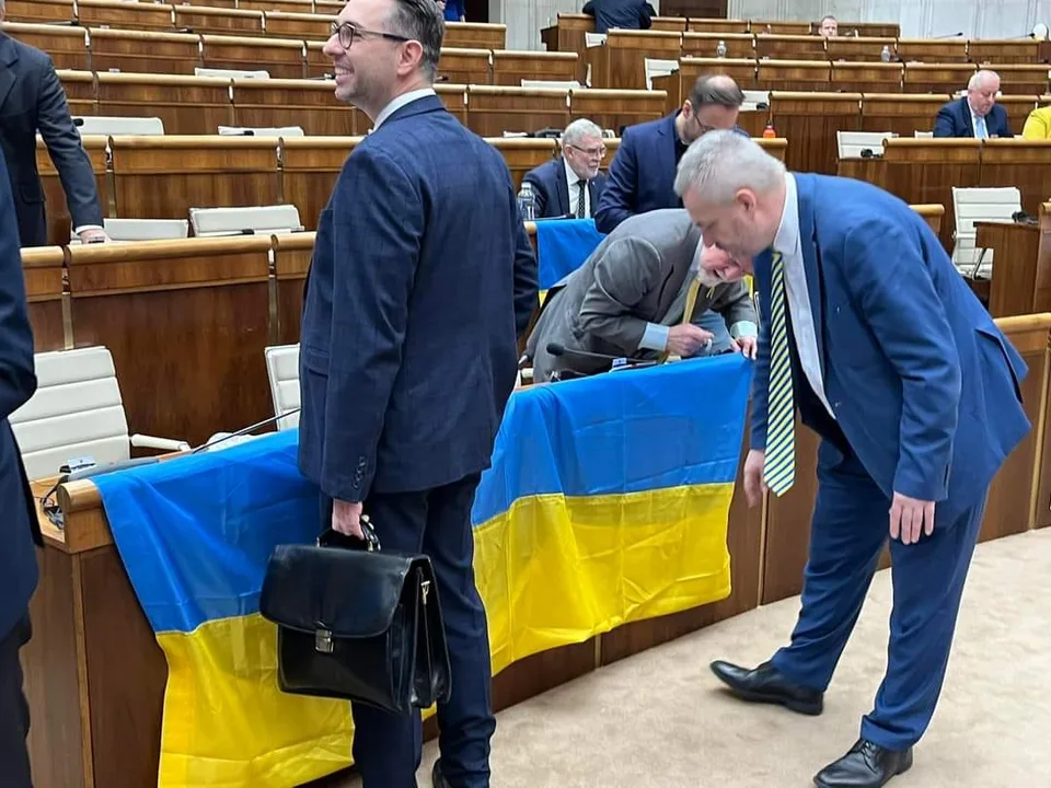 Read more about the article Dostál s Osuským vo vytržení a s ukrajinskou vlajkou v ruke! Kondratiuková poďakovala Slovensku