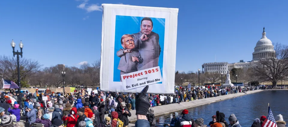 Read more about the article Mrazivé protesty v USA: Protesty proti Trumpovi a Muskovi na Deň prezidentov