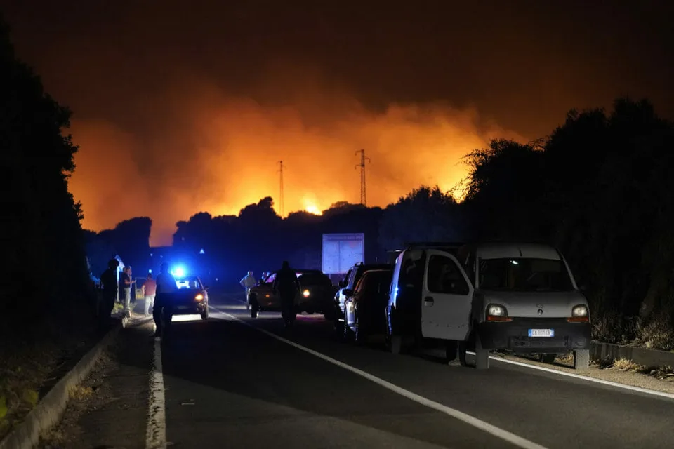Read more about the article FOTO Ostrov Sardínia museli evakuovať: Vypukol na ňom požiar