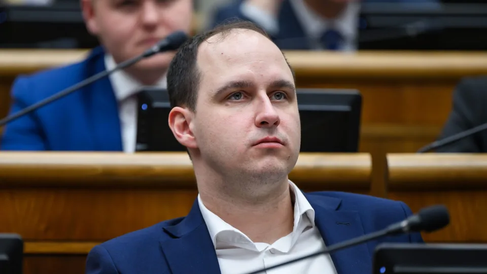 Read more about the article Novela zákona vyvoláva politický spor: SNS hovorí o rizikách pre tisíce živnostníkov