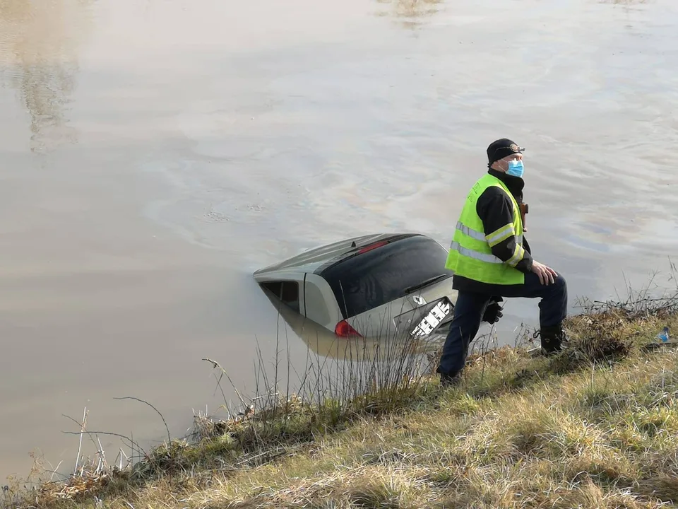 Read more about the article FOTO Z derivačného kanála vytiahli auto s mŕtvym mužom! Polícia prosí o pomoc