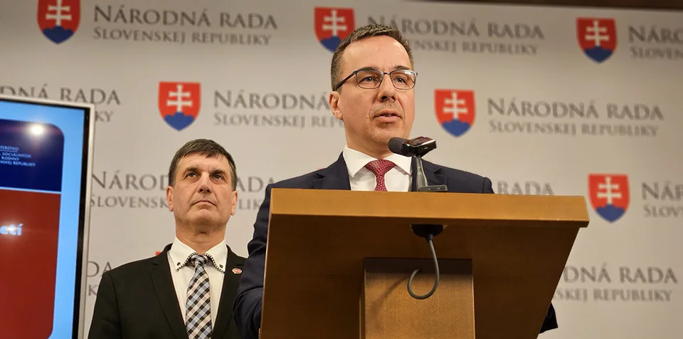 Read more about the article V parlamente prešla veľká pomoc pre týrané ženy. Minister Tomáš: Ďakujem, každému poslancovi, ktorý hlasoval ZA!