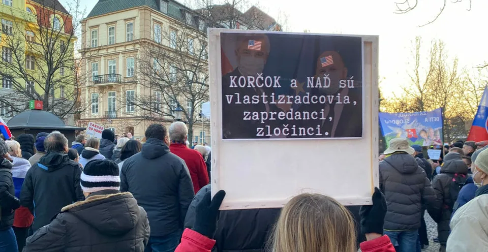 You are currently viewing VIDEO Pred ambasádou USA protestovali tisícky ľudí: Zradcovia odstúpiť!  Slovensko si nedáme!