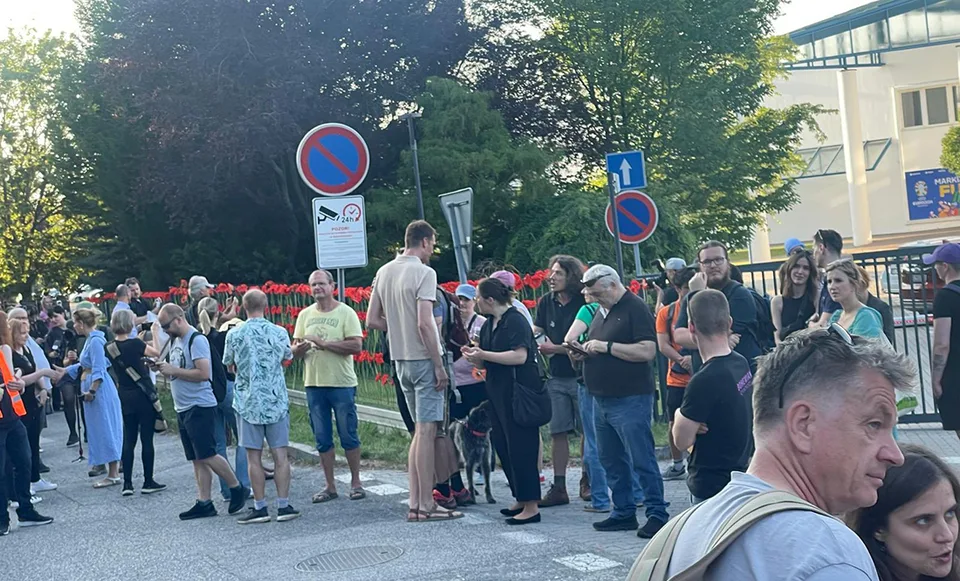 Read more about the article FOTO Rušno pred budovou Markízy: Šimečka zneužil vzburu redaktorov na naháňanie bodov do eurovolieb