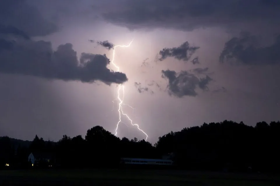 Read more about the article Pozor na búrky! Hydrometeorologický úrad vydal najvyššie výstrahy pre severovýchod Slovenska!