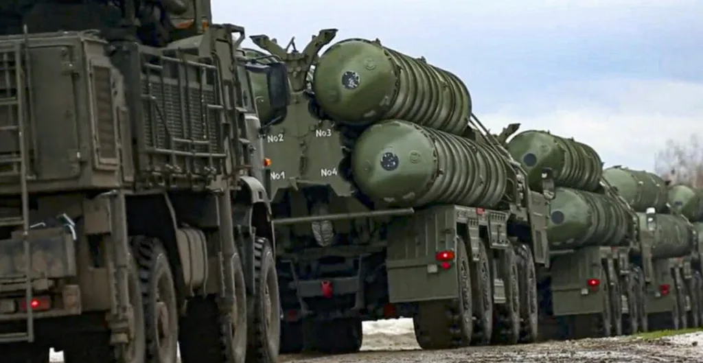 Na videosnímke vydanej 10. februára 2022 raketový systém S-400 rozmiestnený v bieloruskej Brestskej oblasti počas rusko-bieloruských manévrov