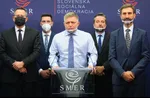 Robert Fico (uprostred) počas tlačovky Smeru.