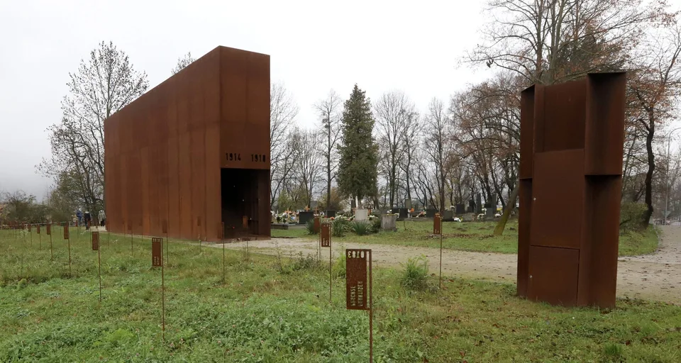 Read more about the article Vosková socha Tichý stĺp svieti v Majeri na pamiatku obetí vojny