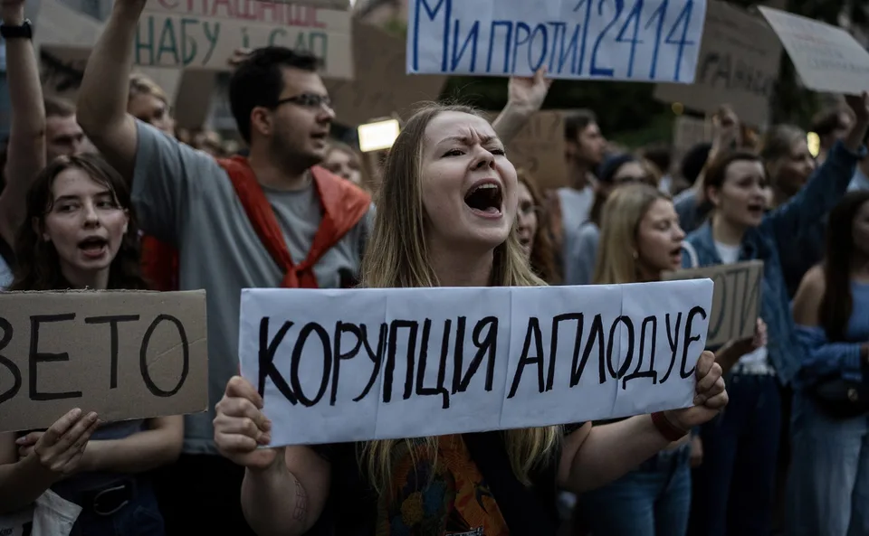 You are currently viewing Protesty na Ukrajine silnejú: Vláda prijatím kontroverzného zákona naštrbila u občanov dôveru