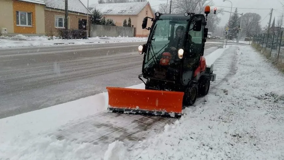 Read more about the article Zima za rohom, burina a lístie na chodníkoch. Stihnú mestské služby pripraviť Trnavu na sneh a poľadovicu?