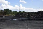Drevené odrezky určené na druhotné spracovanie, ktoré mali obvinení hasiči sami podpáliť.