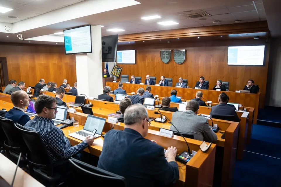 Read more about the article Témy, o ktorých diskutovali krajskí poslanci 