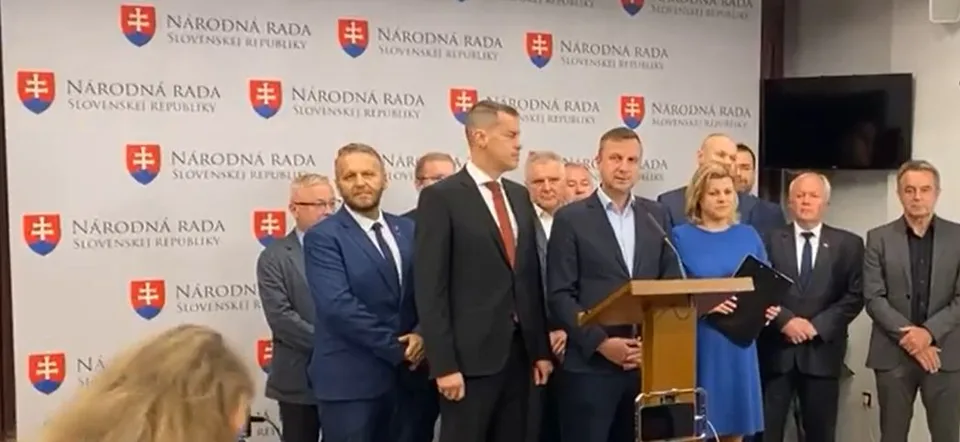 Read more about the article VIDEO Tretia hodina telesnej výchovy je realitou, tešia sa Obyčajní ľudia i Sme rodina. Minister školstva: Myšlienka dobrá, realizácia zmätočná
