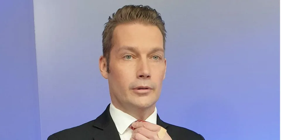 You are currently viewing VIEME PRVÍ PORIADNY PRÚSER Moderátor Dolinský z TA3 má problém: Ožratý za volantom!
