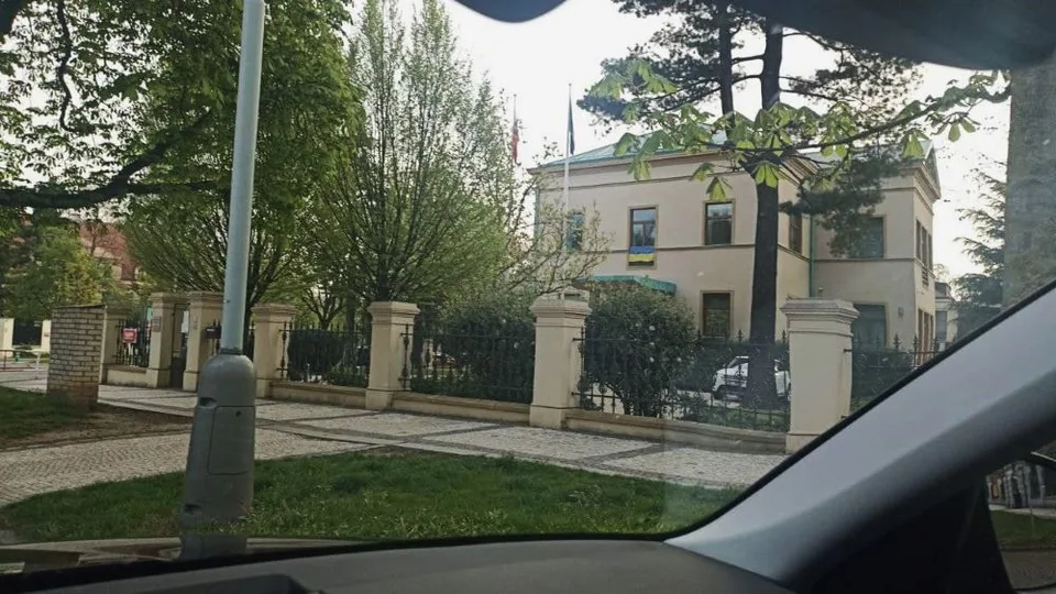 Read more about the article Národniar Ševčík je pobúrený: Čo robí ukrajinská zástava na budove nášho veľvyslanectva v Prahe?