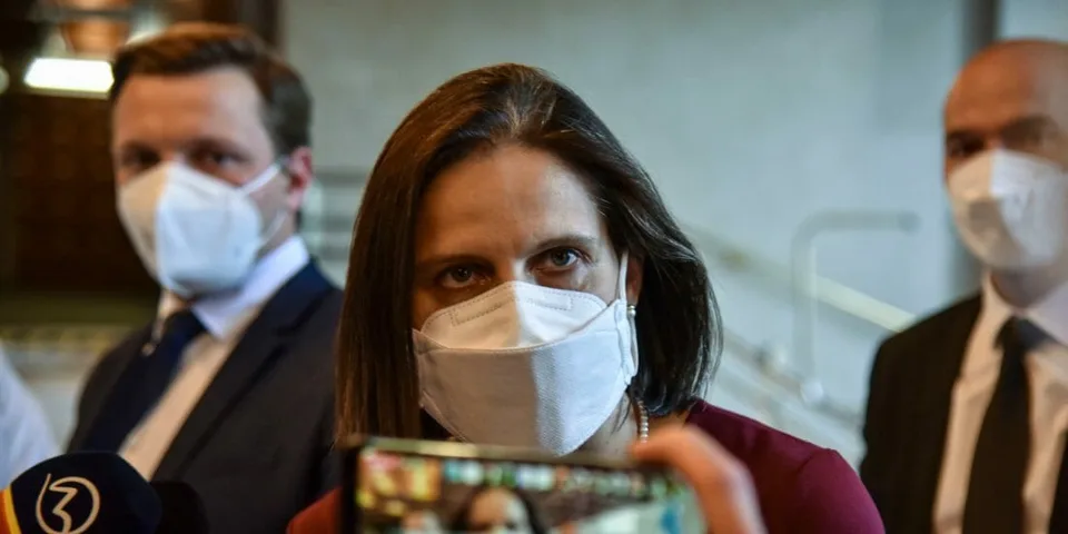 Read more about the article Prekvapenie sa nekoná: Kolíková ostáva vo funkcii, asi polovica klubu OĽANO nebola na hlasovaní!