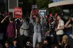 Klimatickí aktivisti počas protestu pred výročným valným zhromaždením akcionárov francúzskeho ropného a plynárenského gigantu TotalEnergies v piatok 26. mája 2023 v Paríži. Policajti použili slzotvorný plyn po troch varovaniach