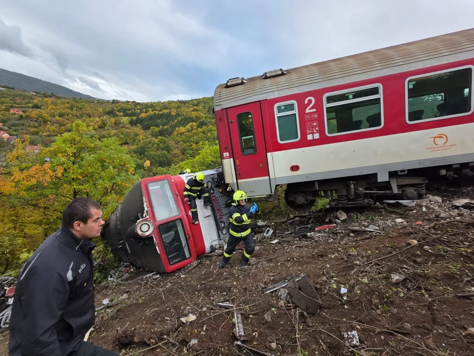 Read more about the article Tragédia: V okrese Rožňava sa zrazili dva osobné vlaky, došlo k zraneniam