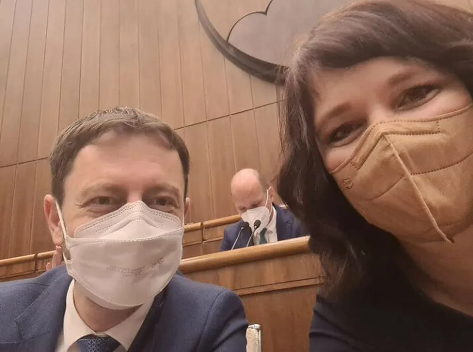 Read more about the article FOTO Netradičný darček Remišovej Hegerovi: Slovensko drží pevne v rukách!