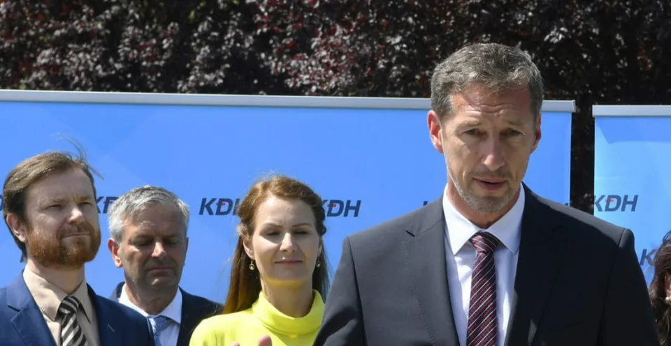 Read more about the article Mimoparlamentné KDH varuje: Seniorov čaká ťažká jeseň a zima!