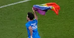 "Superman" vtrhol na ihrisko! Zachráňte Ukrajinu, hlásal z trička
