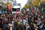 ľudia sa zhromaždili na proteste proti rastúcim životným nákladom a nedostatočnému úsiliu v boji proti klimatickej zmene v Paríži 16. októbra 2022.