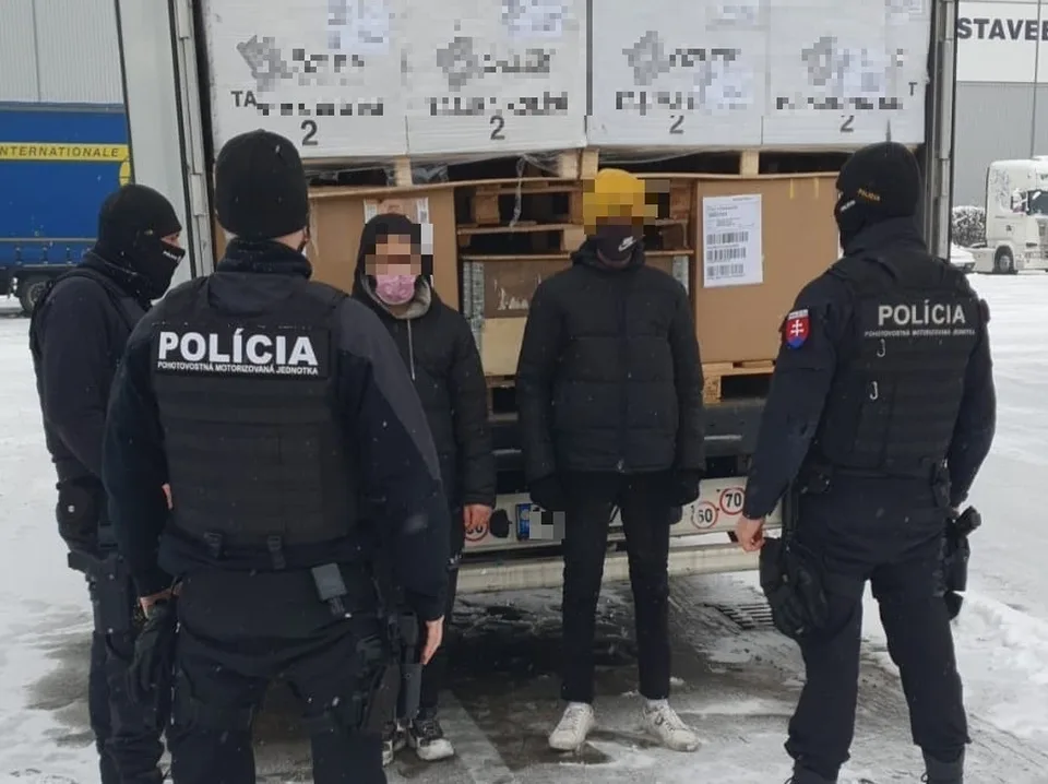 Read more about the article FOTO “Péemječkári” vypátrali utečencov z Líbye: Viezli sa pod návesom kamióna!