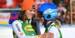 Petra Vlhová (vľavo) gratuluje Američanke Mikaele Shiffrinovej k víťazstvu.