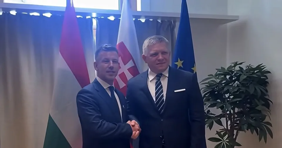 Read more about the article Prvé stretnutie Roberta Fica a Pétera Magyara! Čo si na summite v Bruseli premiéri povedali?