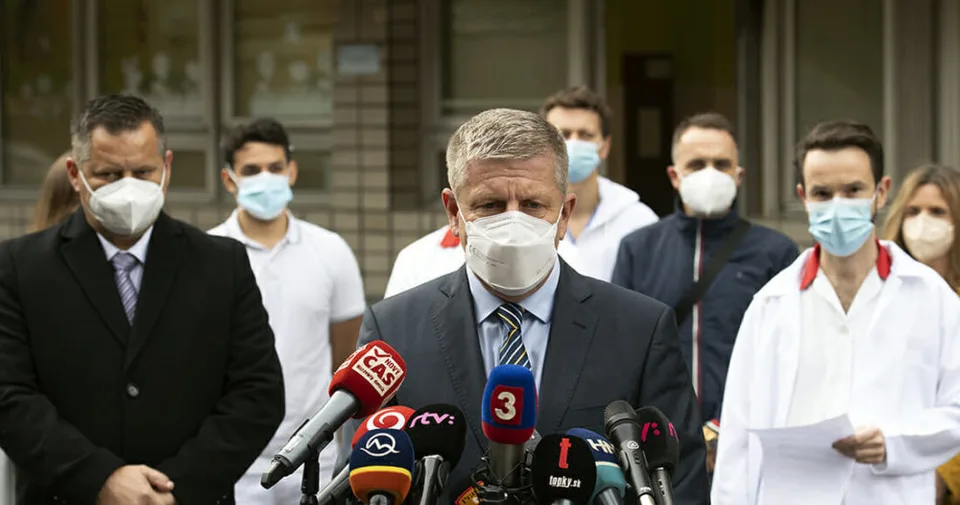 Read more about the article VIDEO Lengvarský so Sabakom vyzývajú ľudí: Jedine očkovanie nám pomôže, urobte to!