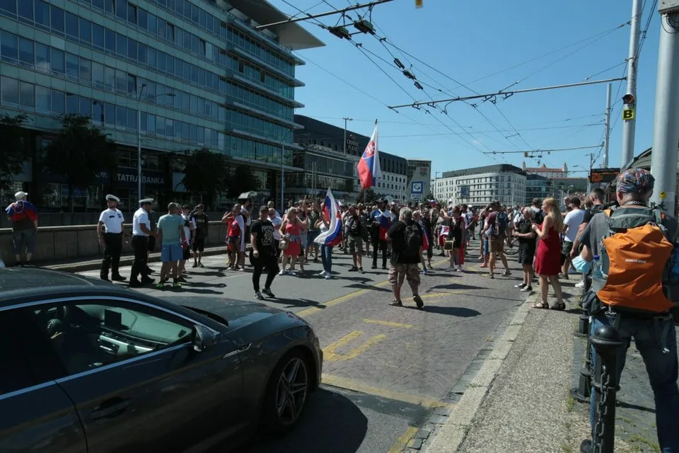 Read more about the article FOTO Protestujúci dav sa pohol: Zablokovali dopravu!