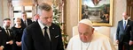 Prezident SR Peter Pellegrini (vľavo) a pápež František počas súkromnej audiencie vo Vatikáne